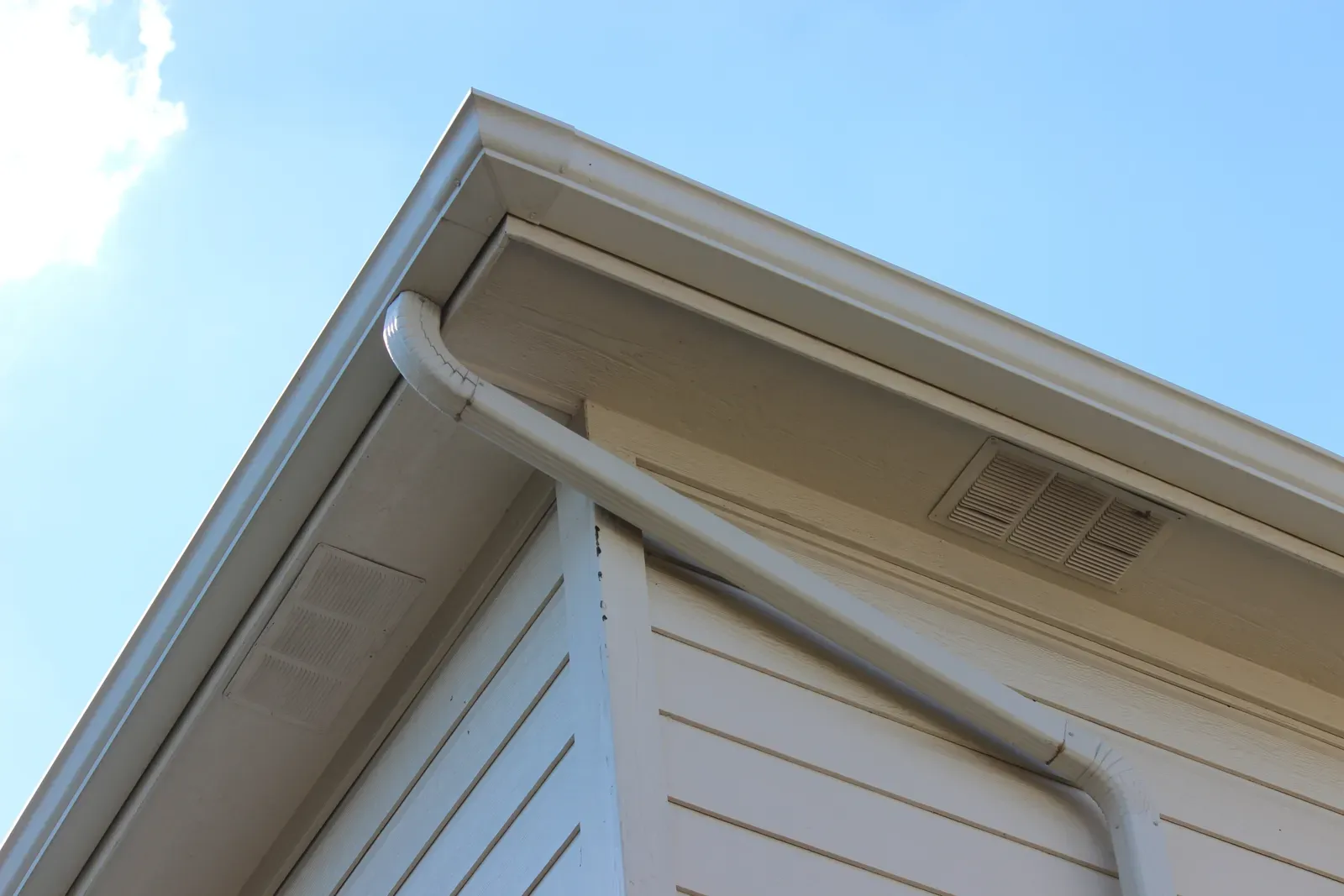 A residential aluminum gutter installation expert-approved for repair and replacement. | New Jersey Gutter